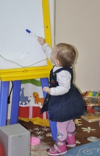 Логотип компании Маленькие ножки, центр раннего развития